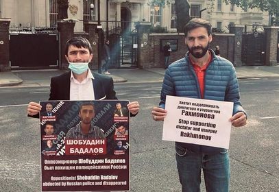 Акция протеста активистов «Группы 24» перед посольством России в Лондоне.