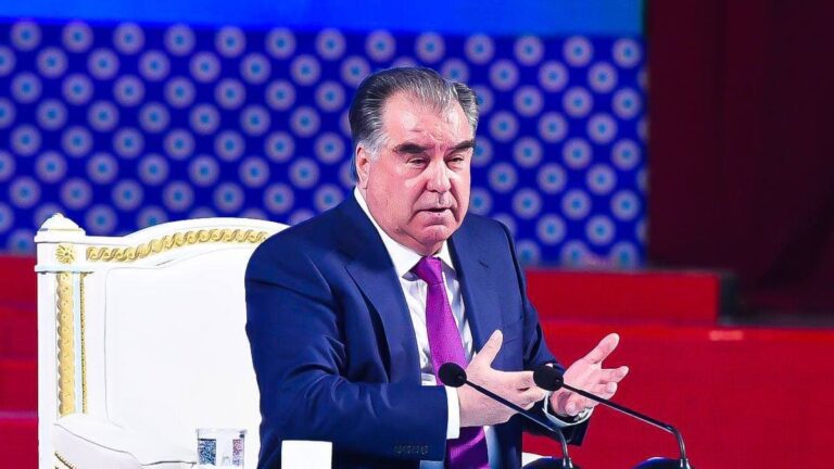 Суханронии хаёлии Раҳмонов дар назди Порлумон: парадоксҳои доимӣ