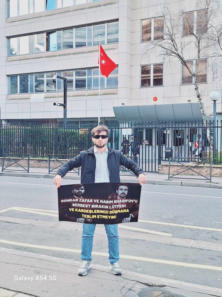 Пикет в Париже возле посольства Турецкой республики